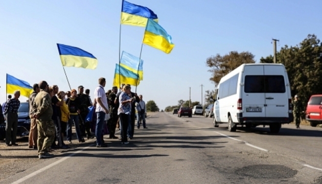 На адмінкордоні з Кримом зібралося близько 300 фур - МВС