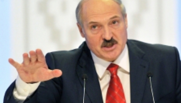 Білоруський президент каже, що світ - на межі війни