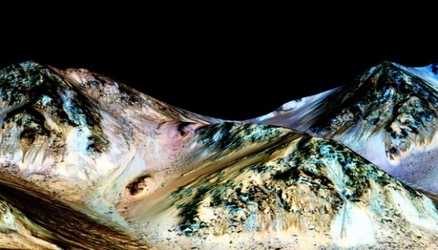 Спеціалісти NASA виявили на Марсі рідку воду