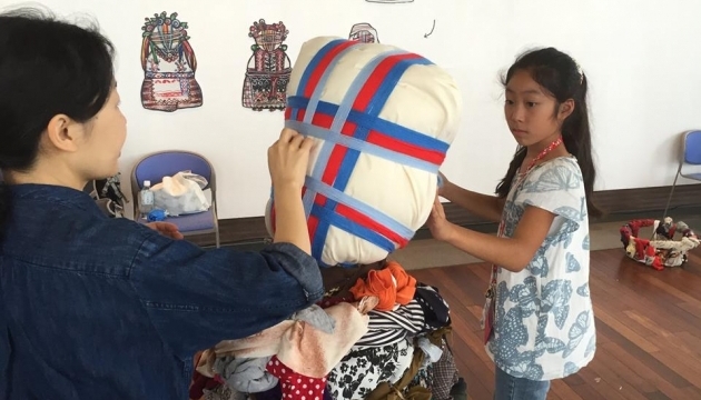 Українка вчила японців робити ляльок-мотанок. Фото