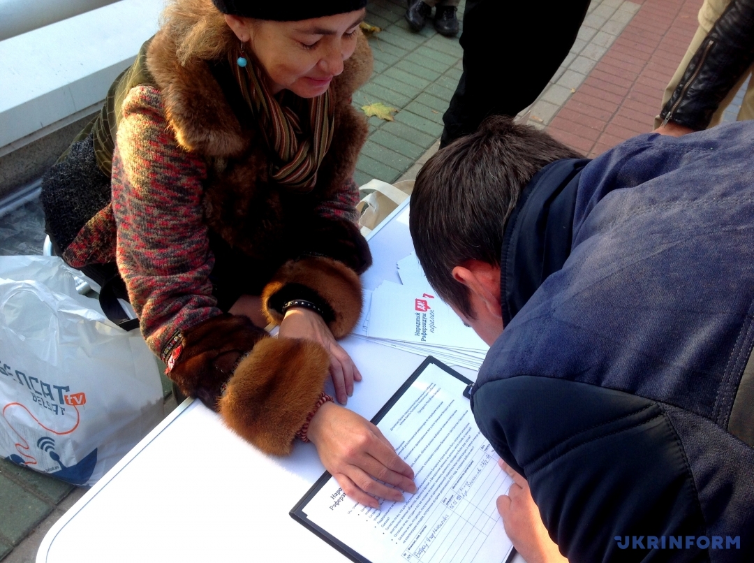 Сбор подписей против размещения российской авиабазы под Бобруйском. Фото: Алеся  Набережная