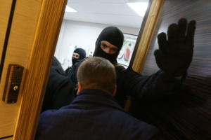 Les forces de l’ordre ukrainiennes procèdent à une série de perquisitions dans le cadre d’enquêtes sur des affaires de corruption