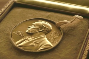 Нобелівську премію з фізики отримали за експерименти із заплутаними фотонами
