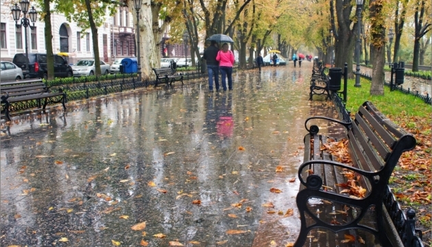 В Україні в понеділок прохолодно і дощі