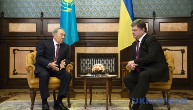 Poroschenko und Nasarbajew vereinbaren die Zusammenarbeit im Erdöl- und Gasbereich 