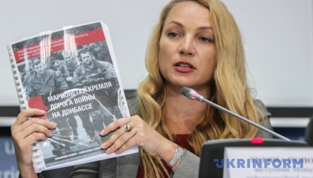 Попова передала військовим в Краматорську книги українських авторів