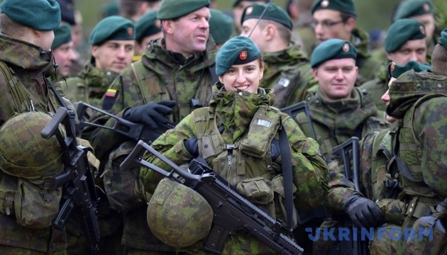 Литва повернула постійний призов до армії