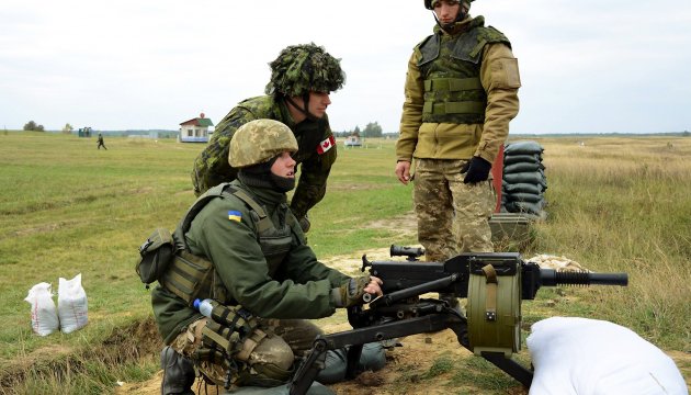 АТО: Тиша зберігається, військові зміцнюють позиції 