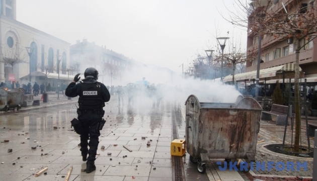 Протести в Косово: поліцейських закидали камінням, пішов в хід сльозогінний газ