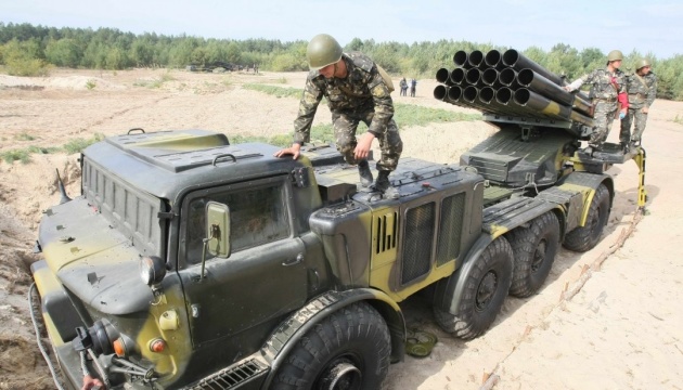 Poroshenko muestra el nuevo lanzacohetes múltiples Uragan para el ejército ucraniano Poroshenko muestra el nuevo lanzacohetes múltiples Uragan para el ejército ucraniano