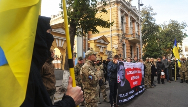 Мітинг на Банковій: іноземці-учасники АТО вимагають громадянства