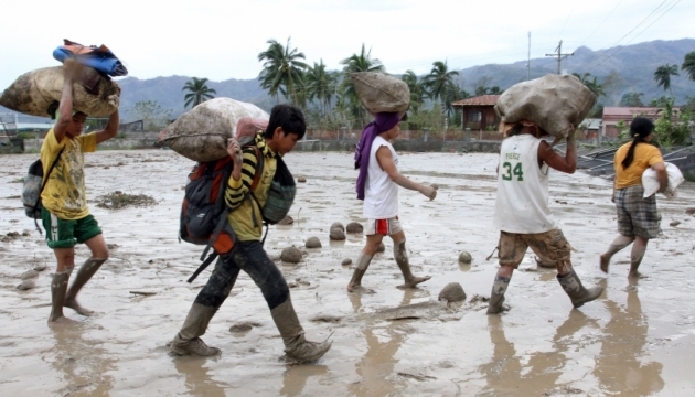 На Філіппіни обрушився тайфун: понад 14 тисяч евакуюють 
