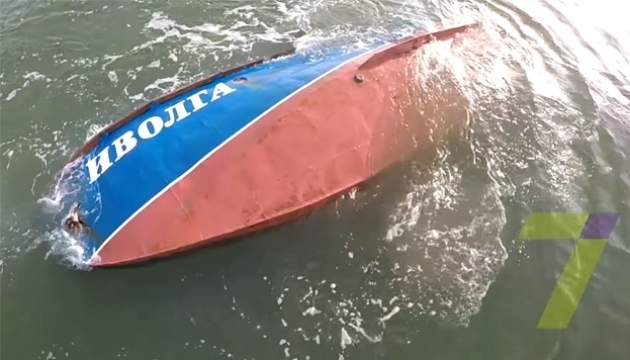 Wrecked Ivolga boat being lifted – Zubko 