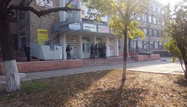 Передвиборчий скандал у Маріуполі: міліція взяла під охорону друкарню Ахметова