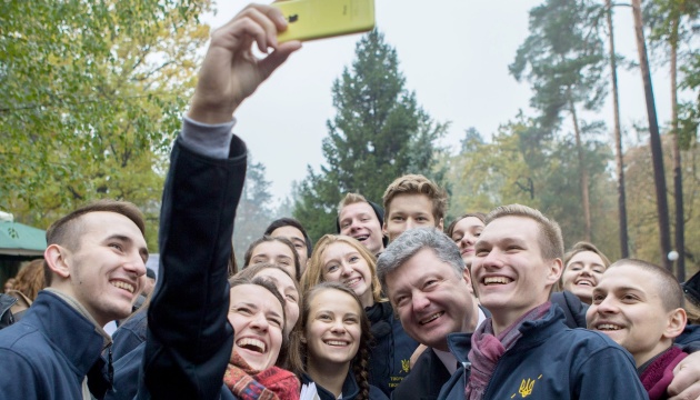 Groysman y Poroshenko felicitan a los jóvenes por el Día Internacional de los Estudiantes 