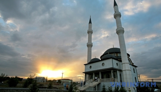 «Маски-шоу» у кримській мечеті: окупанти підкинули «компромат»