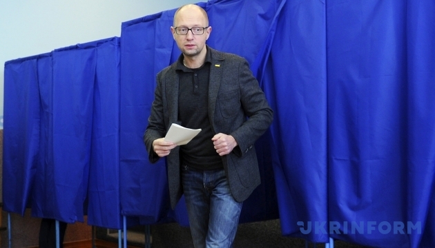 Низьку явку Яценюк списує на перший раз