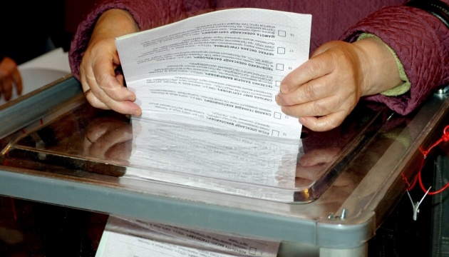На Херсонщині проблеми на виборчих дільницях через зіпсовані бюлетені і голову ДВК