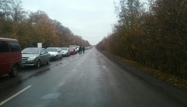 Загарбники вже 10 днів не пропускають людей через блокпост у Василівці