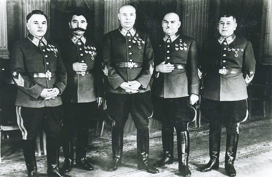 Маршал Г.Кулик (другий справа) в ряду вищого військового керівництва СРСР