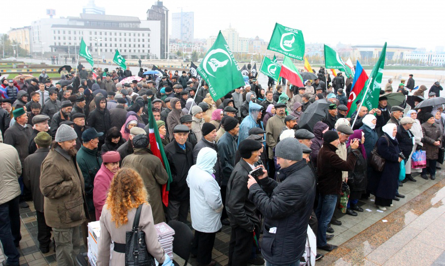 Митинг татар. Татарские националисты. Татарский национализм. Азатлык Казань организация националистическая. Националисты Татарстана.