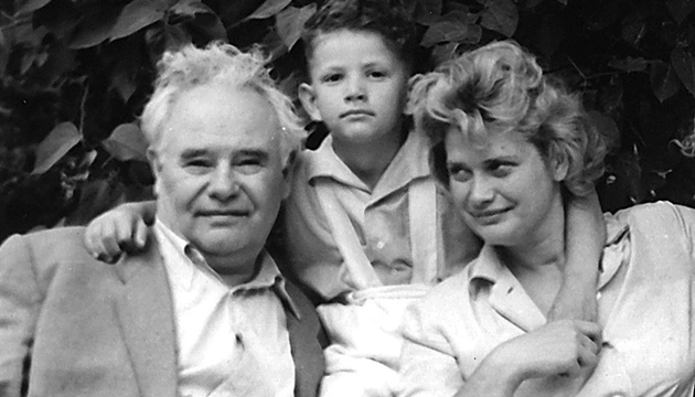 Алла Горська з батьком і сином, фото 1960 року. Фото: tsdkffa.archives.gov.ua