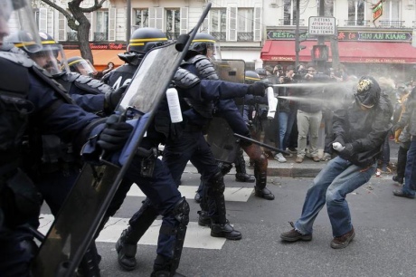 В центре Парижа беспорядки: полиция применила слезоточивый газ