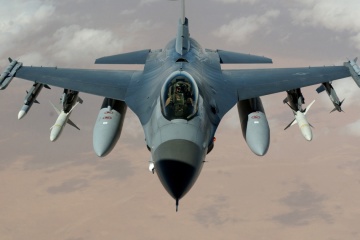 Medios: Reznikov y Macron discutirán entregas de F-16 a Ucrania en París 