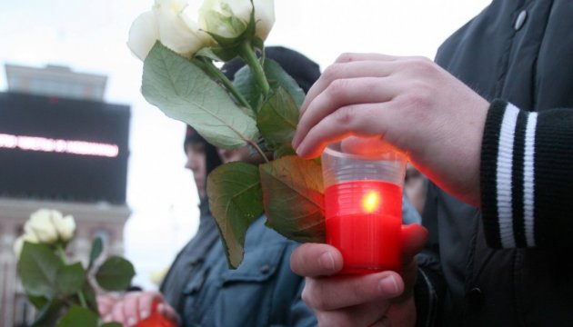 Ukrainians laying flowers outside Belgian Embassy in Kyiv 