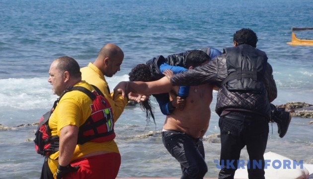 У Середземне море з лівійського судна змило близько сотні мігрантів