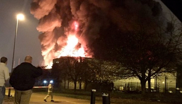 Поблизу Лондона сталася серія вибухів і велика пожежа