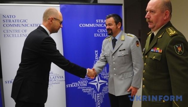 Яценюк відвідав ризький центр НАТО