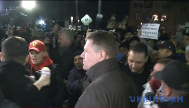 Президент Румунії вийшов на площу до протестувальників