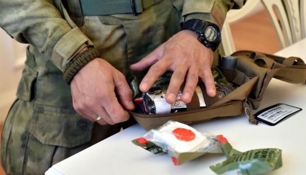 Канадські військові лікарі передали українським воїнам 1700 аптечок