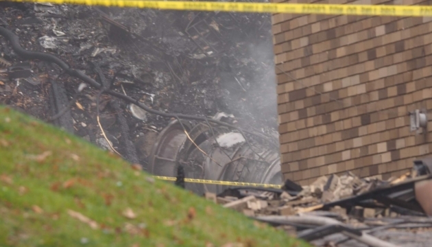 Літак впав на житловий будинок у США: є загиблі