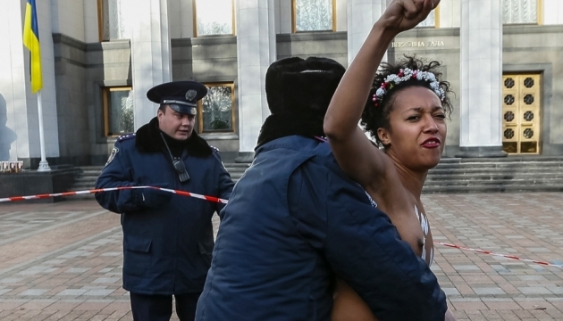 Femen прийшли під Раду 