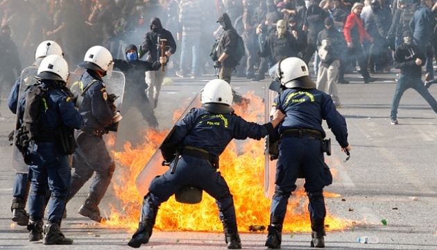 Мітинги в Афінах: дійшло вже до «коктейлів Молотова»