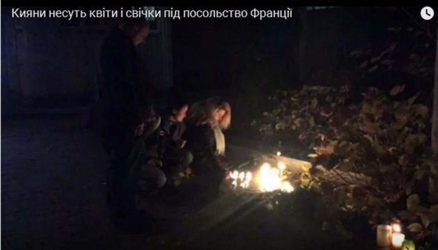 Кияни несуть квіти до посольства Франції в Україні