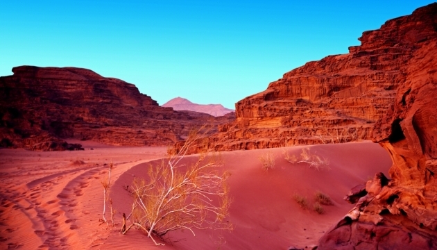 Унікальні місця: Долина рожевих пісків і чорних ірисів