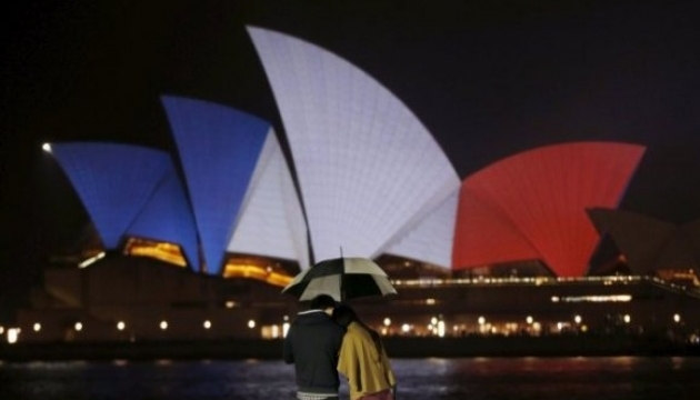 Сіднейську оперу підсвітили кольорами французького прапора