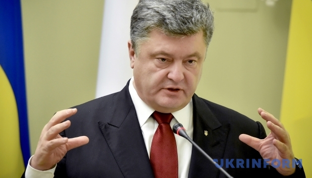 Теракти у Парижі: Порошенко заявив про можливі контакти ісламістів в Україні
