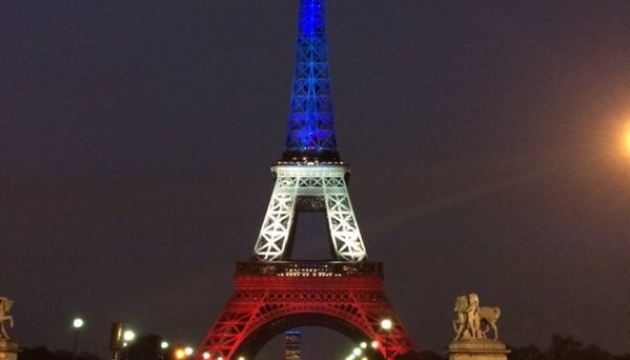 Ейфелева вежа три вечори сяятиме національними кольорами
