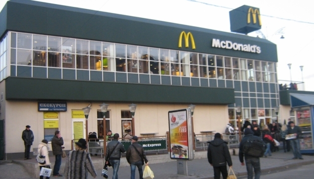 В усіх McDonald's Києва шукають бомби. Людей евакуюють