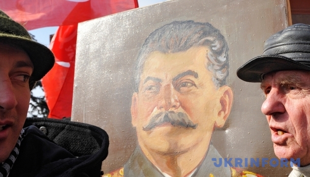 У Польщі хочуть прибрати останню згадку про Сталіна, а в РФ відбулась хода з його іконою