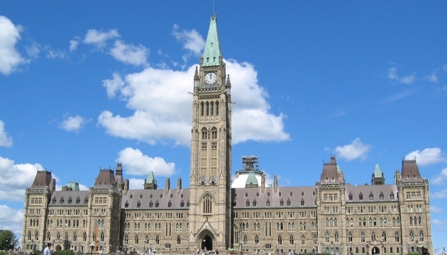 До канадського парламенту намагався потрапити озброєний чоловік