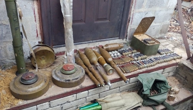 На Луганщині викрили схрон зі снарядами