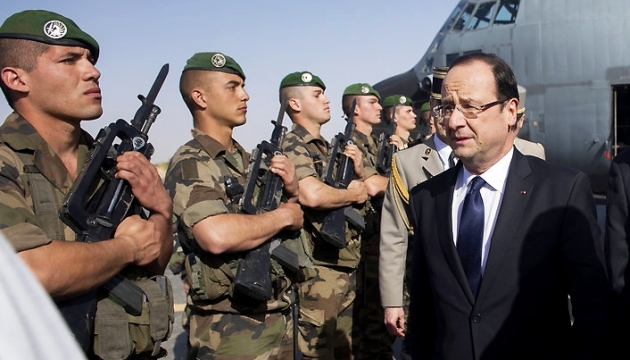 Олланд: Франція - у стані війни з терористами