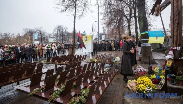Порошенко з родинами Небесної сотні поклав квіти на Інститутській