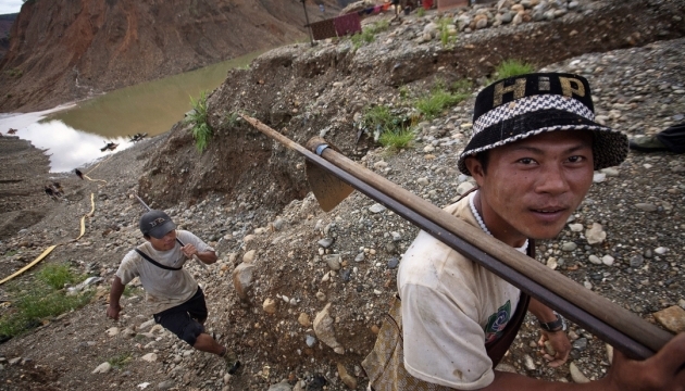 Обвал шахти в Китаї заблокував 18 гірників