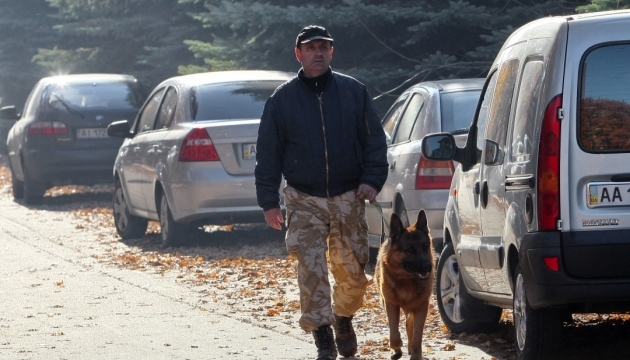 До будівлі телеканалу 